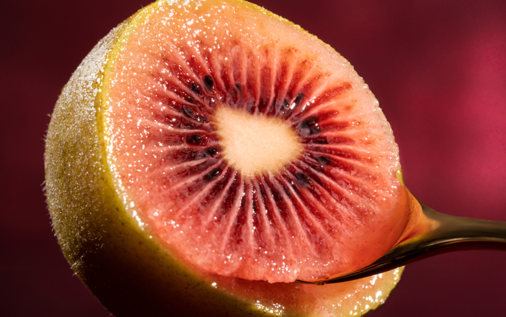 寶石紅奇異果是極稀有的季節性新品種，僅在每年春季（約3月末至4月末）限量供應。