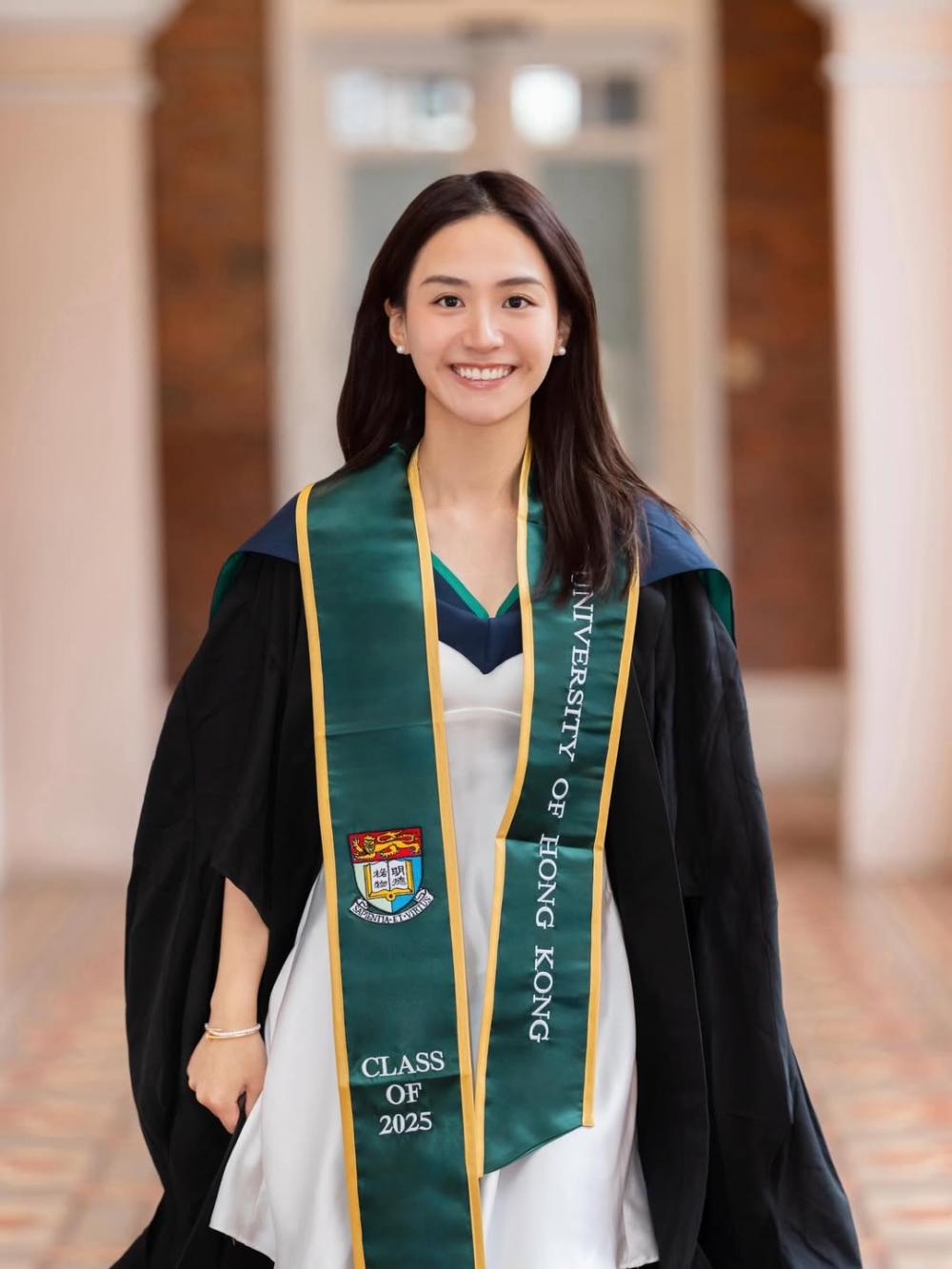 莊雅婷2025年以23歲之齡當選西貢區議員，屬民建聯成員，可謂美貌與智慧並重！