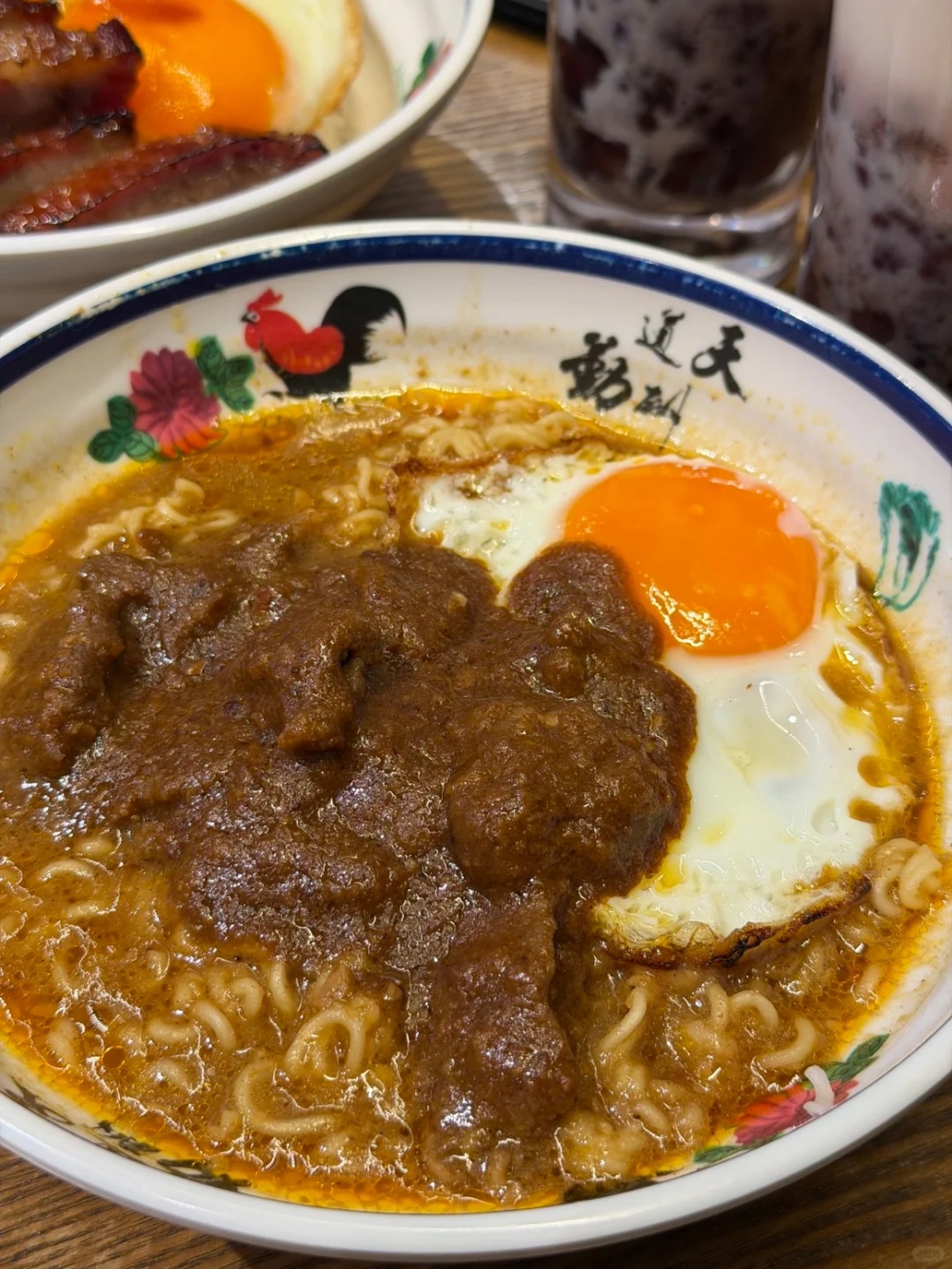 連鎖茶餐廳「叉燒丼家」驚喜推出沙嗲牛肉麵放題，每位$48起即可享用「沙嗲牛肉燶邊蛋公仔麵」放題
