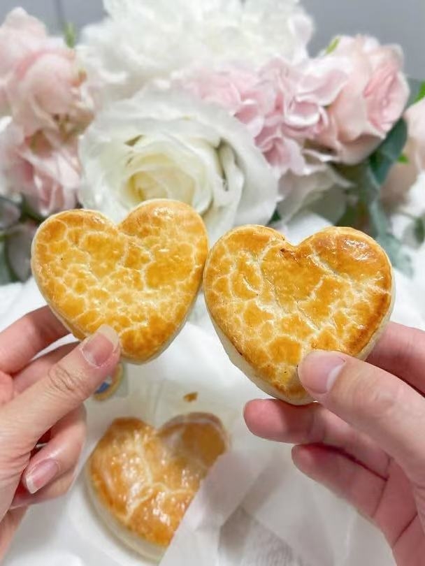 於門市完成簡單打卡步驟，即送心形老婆餅1個！