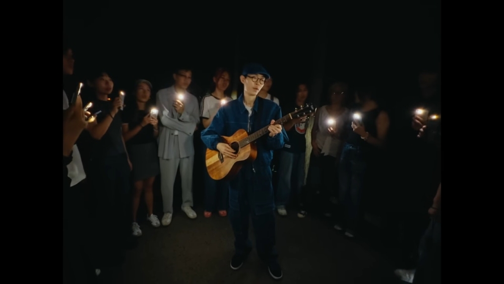 不過MV中最令粉絲驚喜的是尾聲，鏡頭穿越人群後，方大同本人驚喜現身。