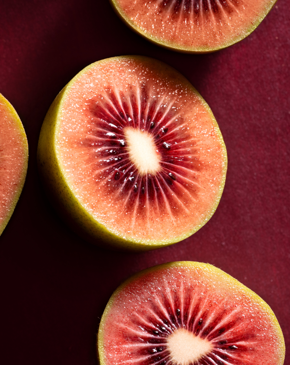 寶石紅奇異果是極稀有的季節性新品種，僅在每年春季（約3月末至4月末）限量供應。