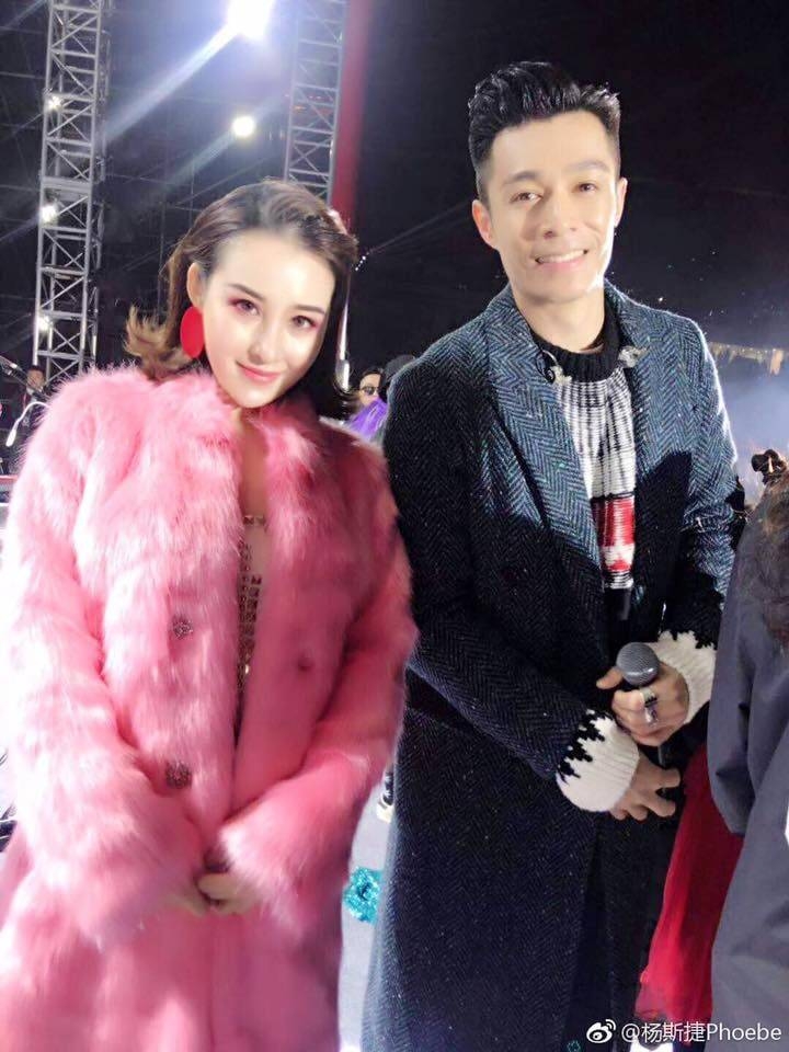 她出道前曾為婚禮歌手，組過樂隊，參加不少歌唱比賽