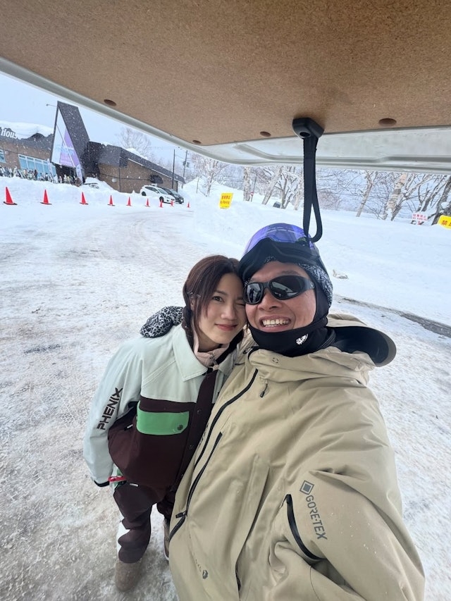 周秀娜日前聯同好友KB飛往日本北海道二世古避世兼散心