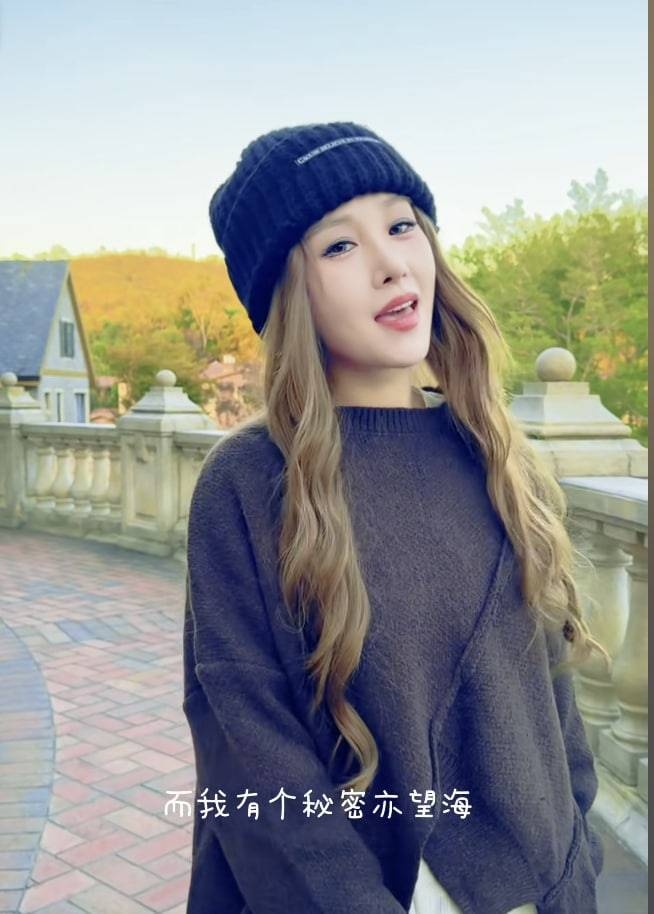 這名被網民稱為「高仿鄧麗欣」的女歌手真實姓名其實是楊斯捷