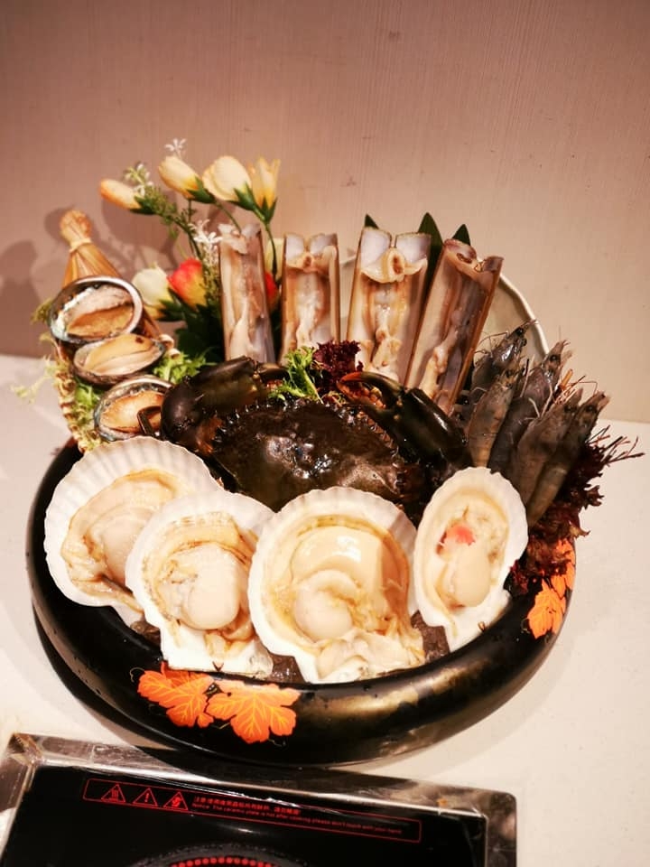 「紅火鮮料火鍋專門店」招牌龍蝦海鮮粥底蒸氣鍋放題，提供龍蝦、時令海鮮、招牌雞煲、火鍋、百款精選火鍋食材以及啤酒汽水等任飲任食