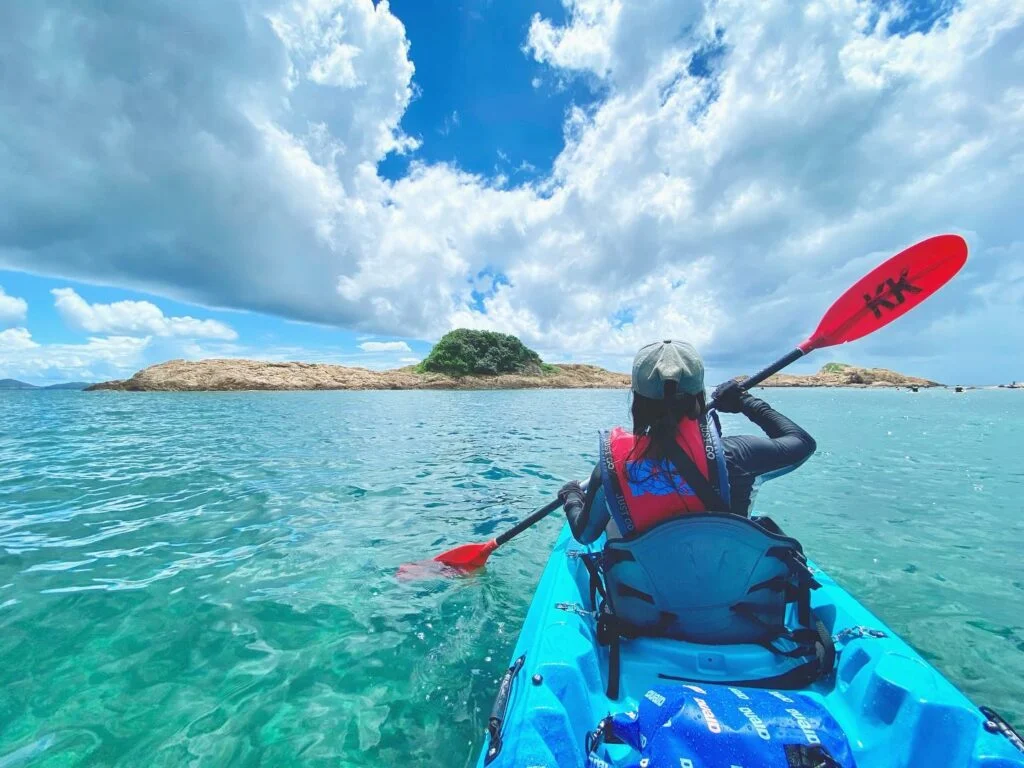 划艇穿越海灣