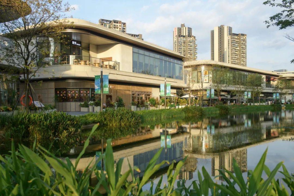 公園式商業空間 兼具寵物友善設計