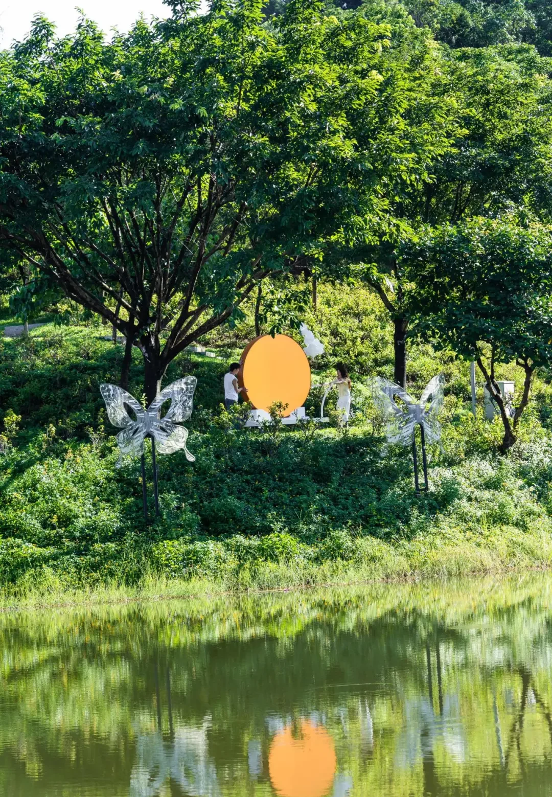 戶外空間設有大片人工湖、公園綠地及藝術裝置，環境開揚舒適，非常適合情侶散步打卡。