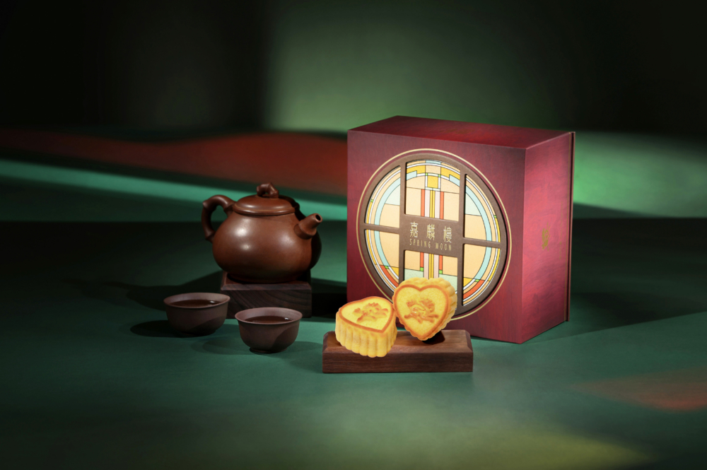 半島酒店嘉麟樓的「心盈迷你奶黃月餅」是中以心形設計和香滑奶黃內餡為特色，搭配精緻包裝，深受顧客喜愛。 