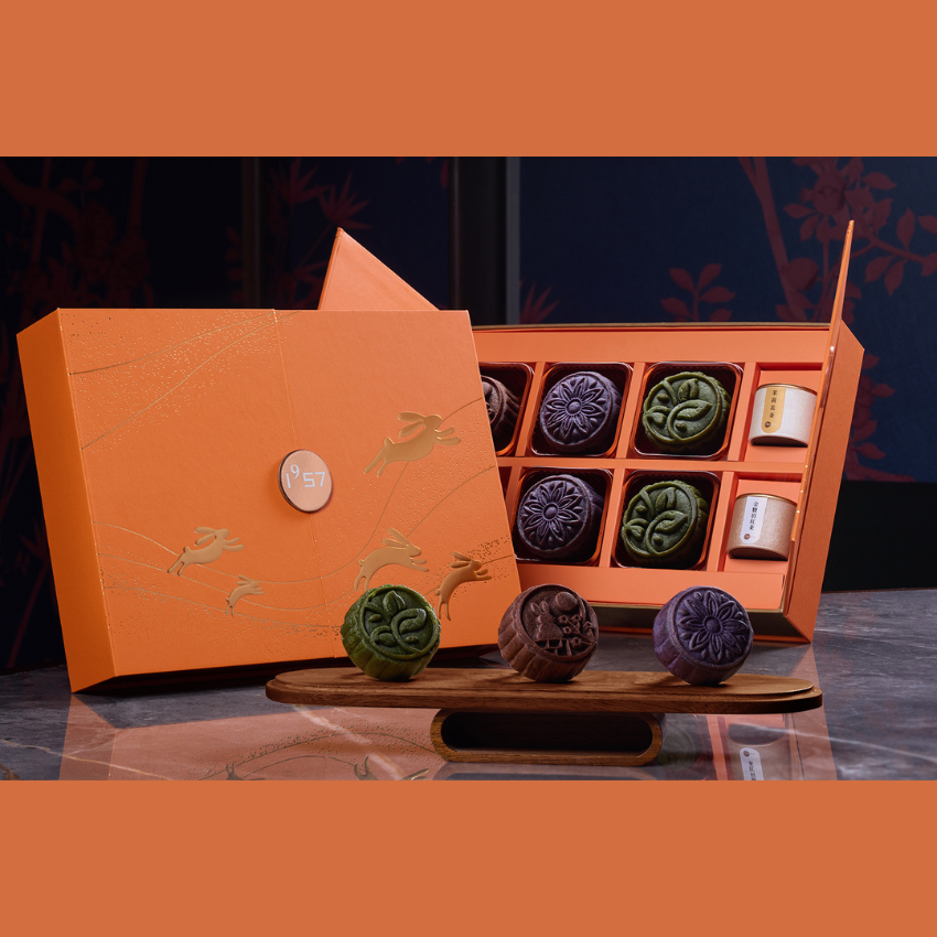 全新滋味迷你奶黃月餅(六個裝)及醇香茗茶(兩罐)。