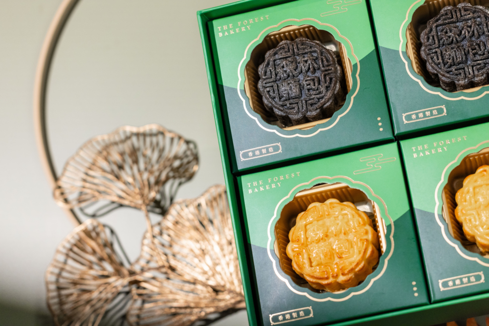 流心麻糬月餅 4件裝；人氣爆款！每款內餡皆注滿濃郁幼滑的流心醬搭配軟糯麻糬，三款口味包括：醇香流心黑芝麻、經典流心奶黃。