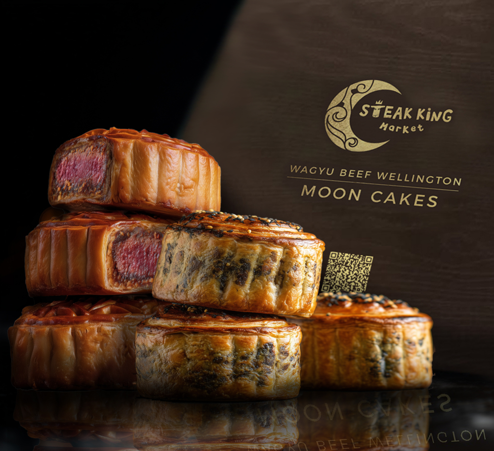 和牛威靈頓月餅禮盒（4個裝）牛油酥皮包裹著和牛牛柳，夾層配上香濃的蘑菇醬，再以餅模壓印出月餅形狀，創意十足！