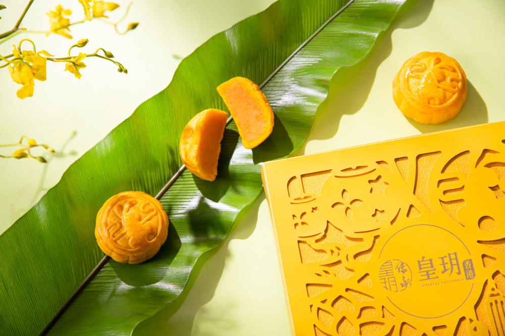 低糖奶黃月餅（4件）；內餡的奶黃質地綿密如綢緞，雖減少糖分，卻依然保留了濃郁奶香與咸蛋黃的醇厚鹹香。