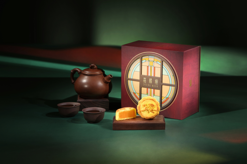 嘉麟樓迷你奶黃月餅 8個裝，酥化金黃餅皮包著香滑濃郁的奶黃。