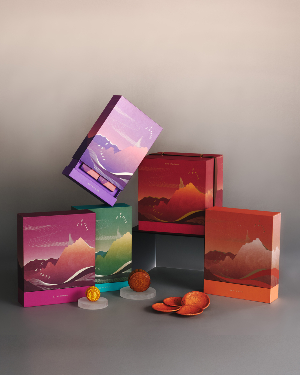 香港瑰麗酒店推出精緻中秋節月餅系列，盡情享受細膩綿密的雙黃白蓮蓉月餅、經典奶黃月餅，或全新推出的開心果、鳳梨及茶香雜錦口味月餅。