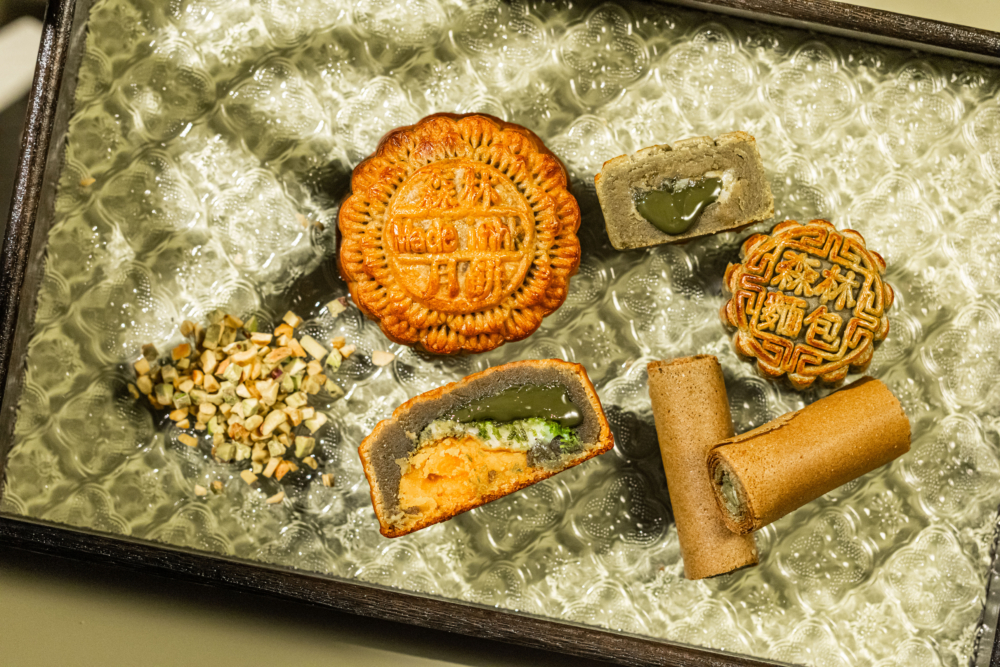 「開心果麻糬月餅」及流心系列，嚴選日本開心果醬、杜拜開心果脆脆及低糖蓮蓉，搭配煙靭麻糬與鹹蛋黃，層次豐富。