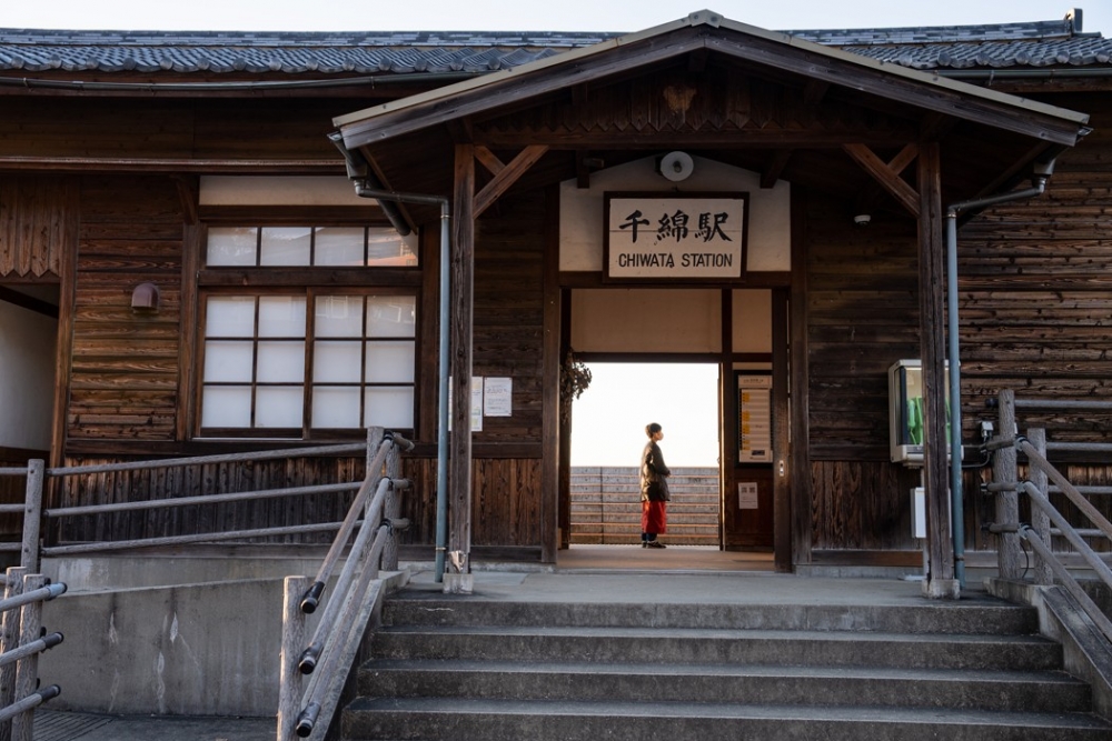 沿著海岸線興建嘅千綿火車站,係一幢充滿懷舊風情嘅木製建築物。
