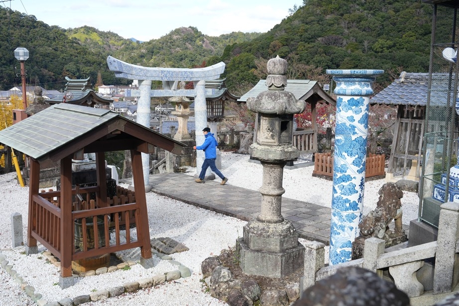 除咗陶瓷鳥居外,神社嘅奉燈等擺設都係陶瓷製成,非常特別。