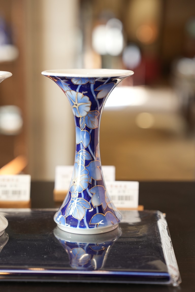 深川製磁瓷器嘅上釉工藝獨特,其鈷藍釉彩更被稱作深川藍。