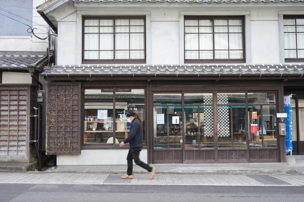 九州嘅有田係日本陶瓷嘅發源地,歷史可追溯至1616年,至今喺有田内山地區仲可以搵到好多陶瓷店舖及工坊。