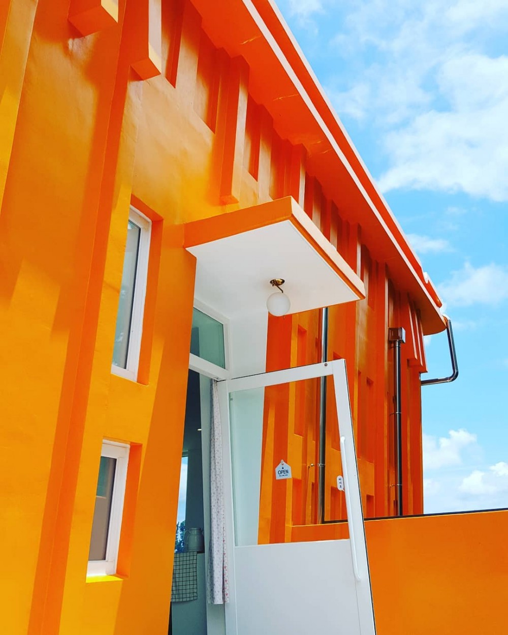 Instagram @cafe_the_container