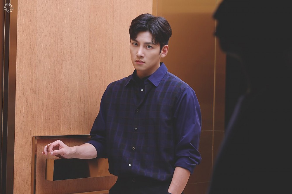 池昌旭經紀公司釋出花絮照