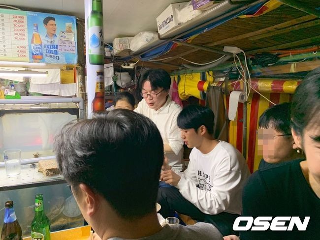 丁海寅走完紅毯到路邊攤用餐