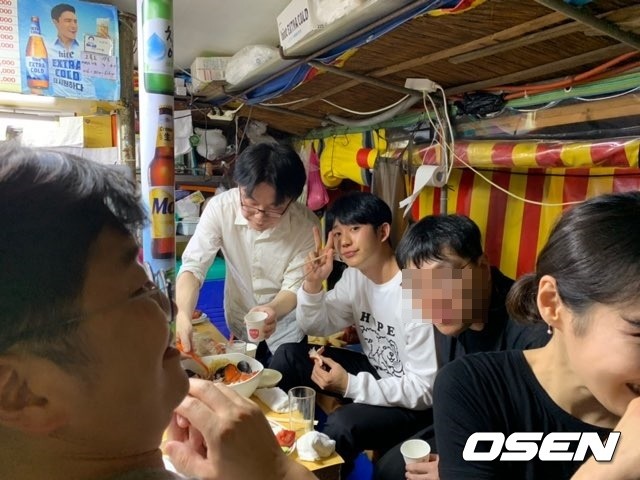 丁海寅被捕獲路邊攤用餐