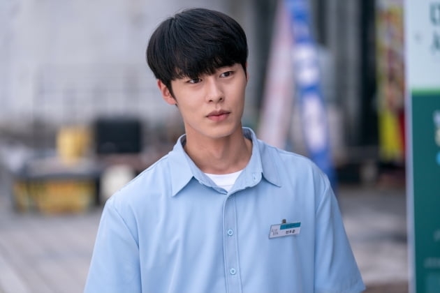 李宰旭在《Do Do Sol Sol La La Sol》中飾演神秘的打工仔「鮮于俊」