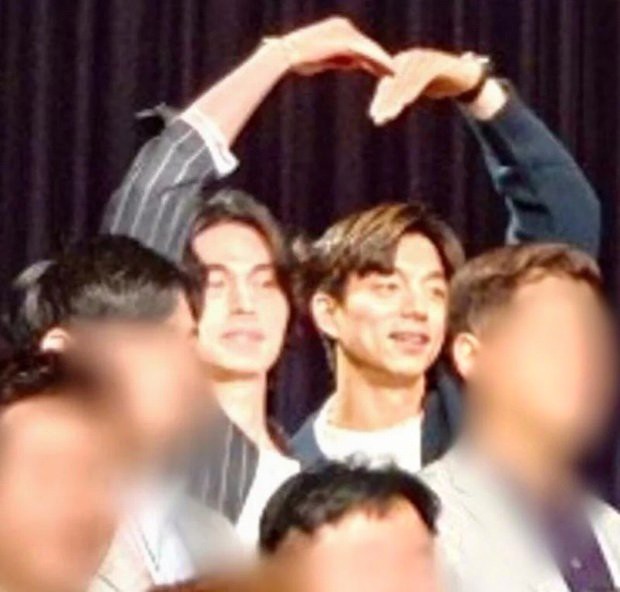 孔劉和李棟旭在友人婚禮合體比愛心