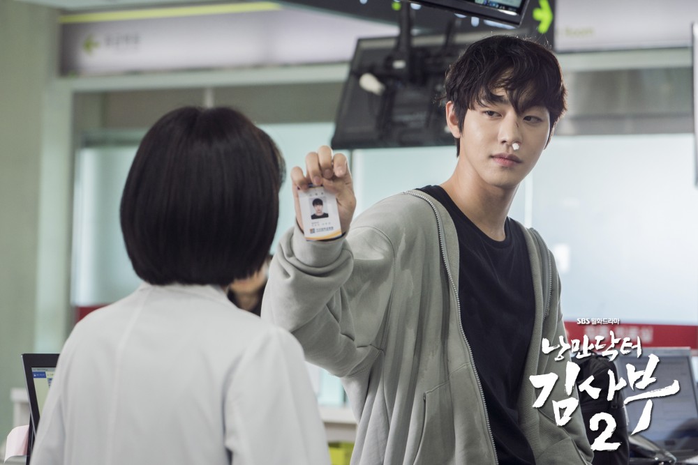 安孝燮飾演外科醫生「徐宇鎮」