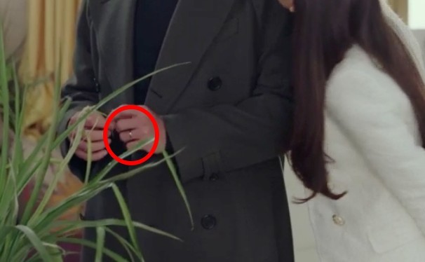 《愛的迫降》玄彬手上戴著戒指