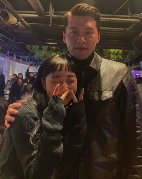 《愛的迫降》玄彬與工作人員合照