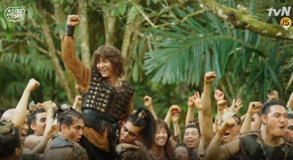 銀殲(宋仲基 飾)憑藉「神蹟」收服了亞高族人的心