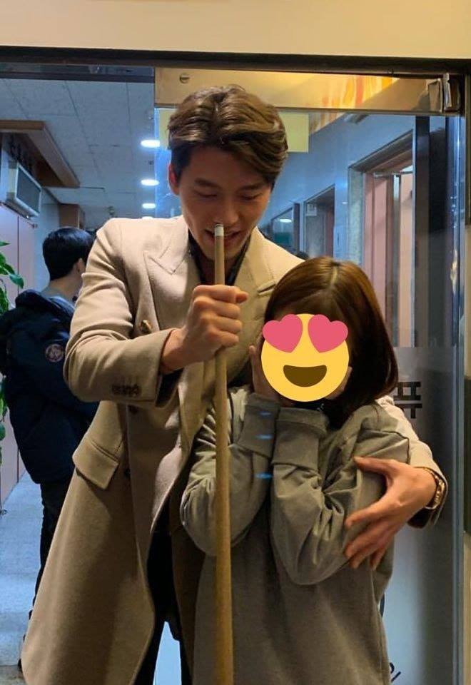 玄彬與女工作人員合照