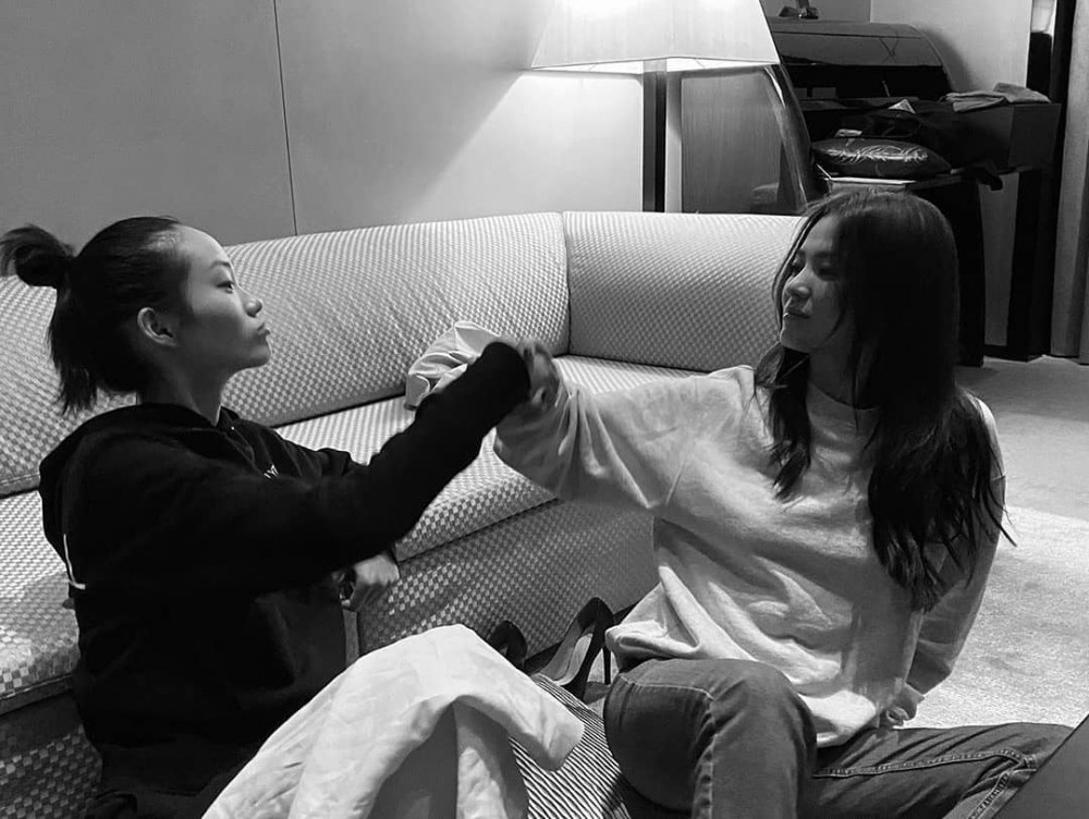 宋慧喬與模特兒好友合照