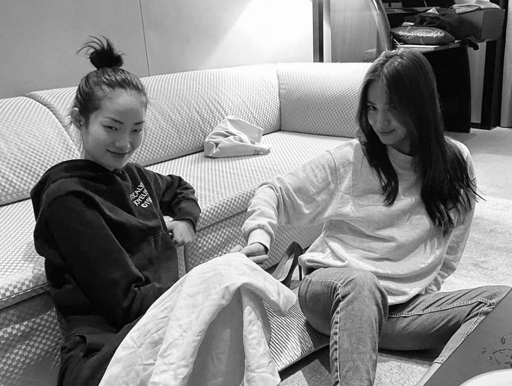 宋慧喬與模特兒好友合照