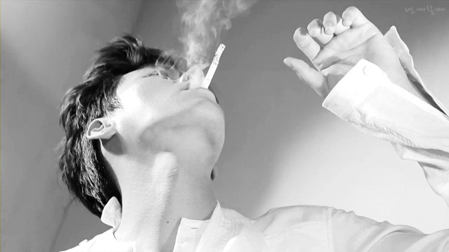 玄彬入伍前拍攝的雜誌畫報