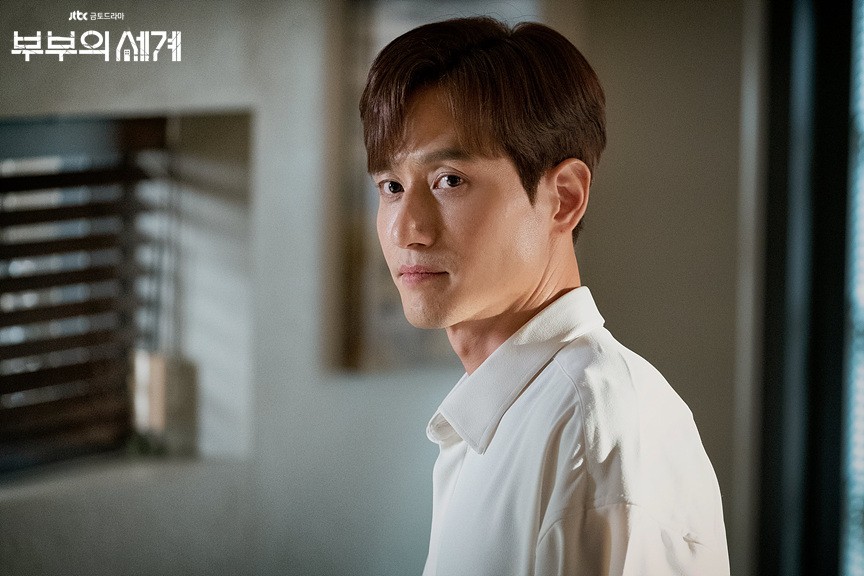 朴海俊飾演一個無名導演，是金喜愛的出軌老公