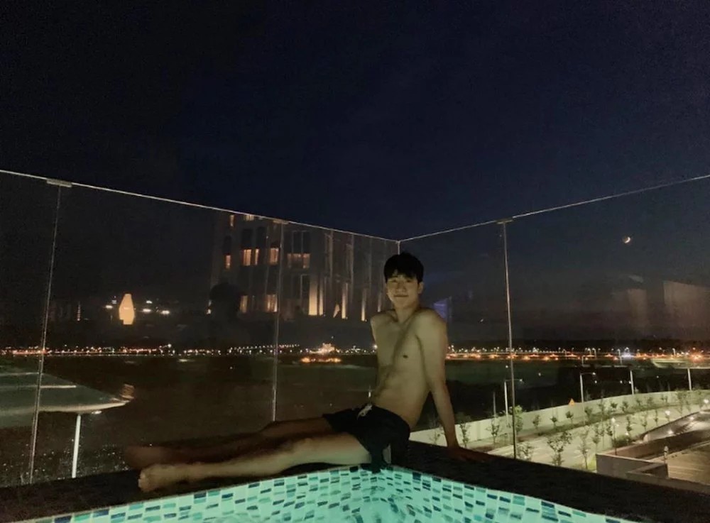 劉秀彬IG私照秀六塊肌