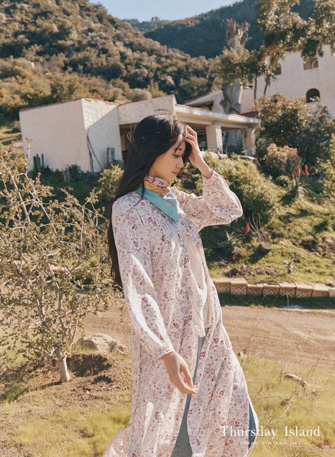 孔曉振獨特的自然美，搭配服飾隨性自然的風格和悠閒輕鬆的氛圍