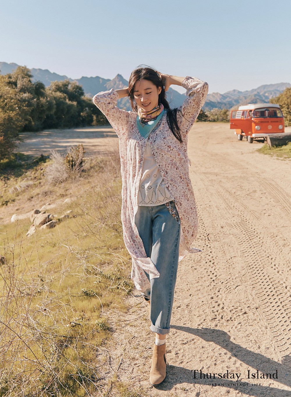 孔曉振獨特的自然美，搭配服飾隨性自然的風格和悠閒輕鬆的氛圍