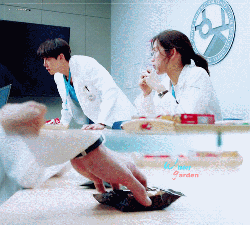 曹政奭、柳演錫、鄭敬淏、金大明、田美都主演的tvN《機智醫生生活》