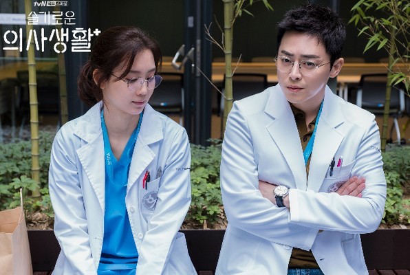 曹政奭、柳演錫、鄭敬淏、金大明、田美都主演的tvN《機智醫生生活》