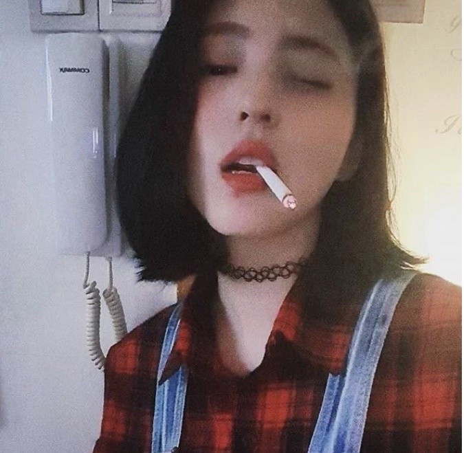 《夫妻的世界》韓素希刺青紋身和吸菸的舊照