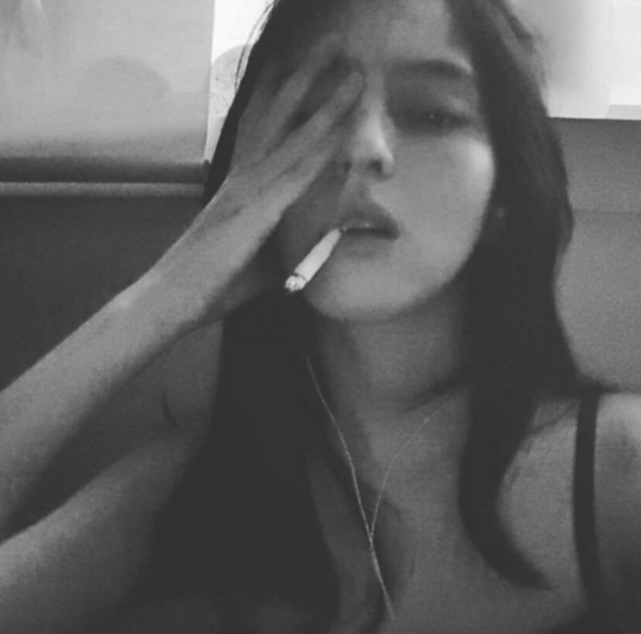 《夫妻的世界》韓素希刺青紋身和吸菸的舊照