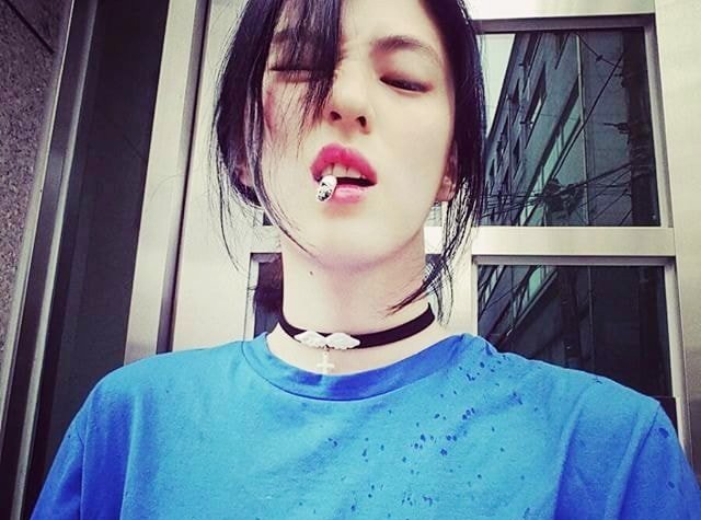 《夫妻的世界》韓素希刺青紋身和吸菸的舊照