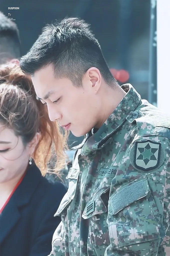 Highlight成員尹斗俊4月10日退伍