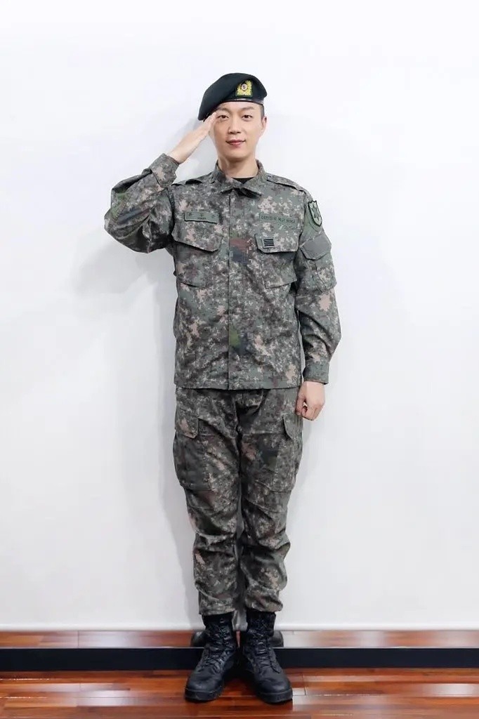 Highlight成員尹斗俊在今日(4月10日)退伍